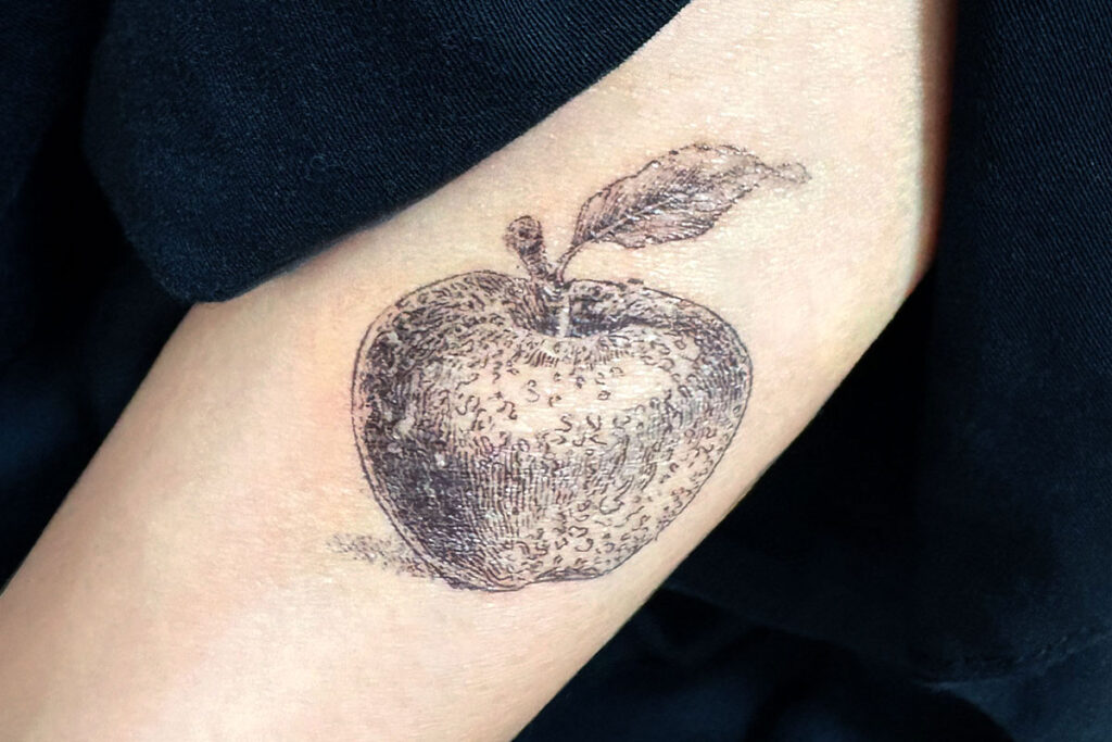 アンティークの素の素材を使った香水タトゥーの制作例。肌への転写イメージ。 Vintage-inspired perfume tattoo created with antique illustrations