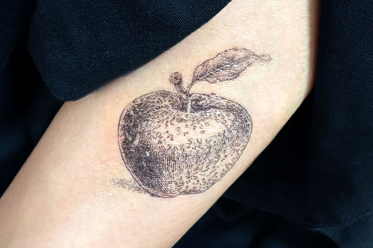 アンティークの素の素材を使った香水タトゥーの制作例。肌への転写イメージ。 Vintage-inspired perfume tattoo created with antique illustrations